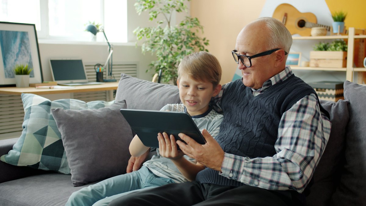 Un grand-père et son petit-fils découvrent une tablette ensemble